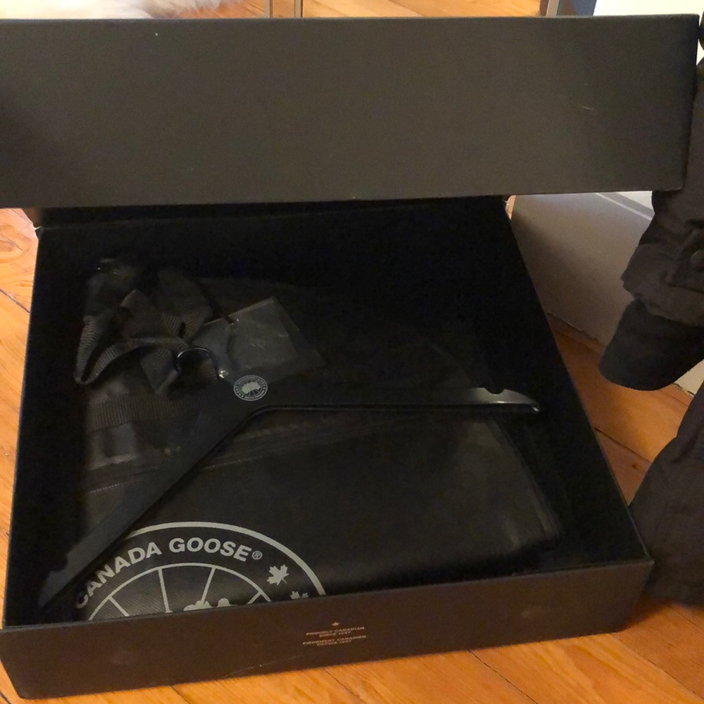 Canada Goose Shelburne Parka - Picture 8 of 8